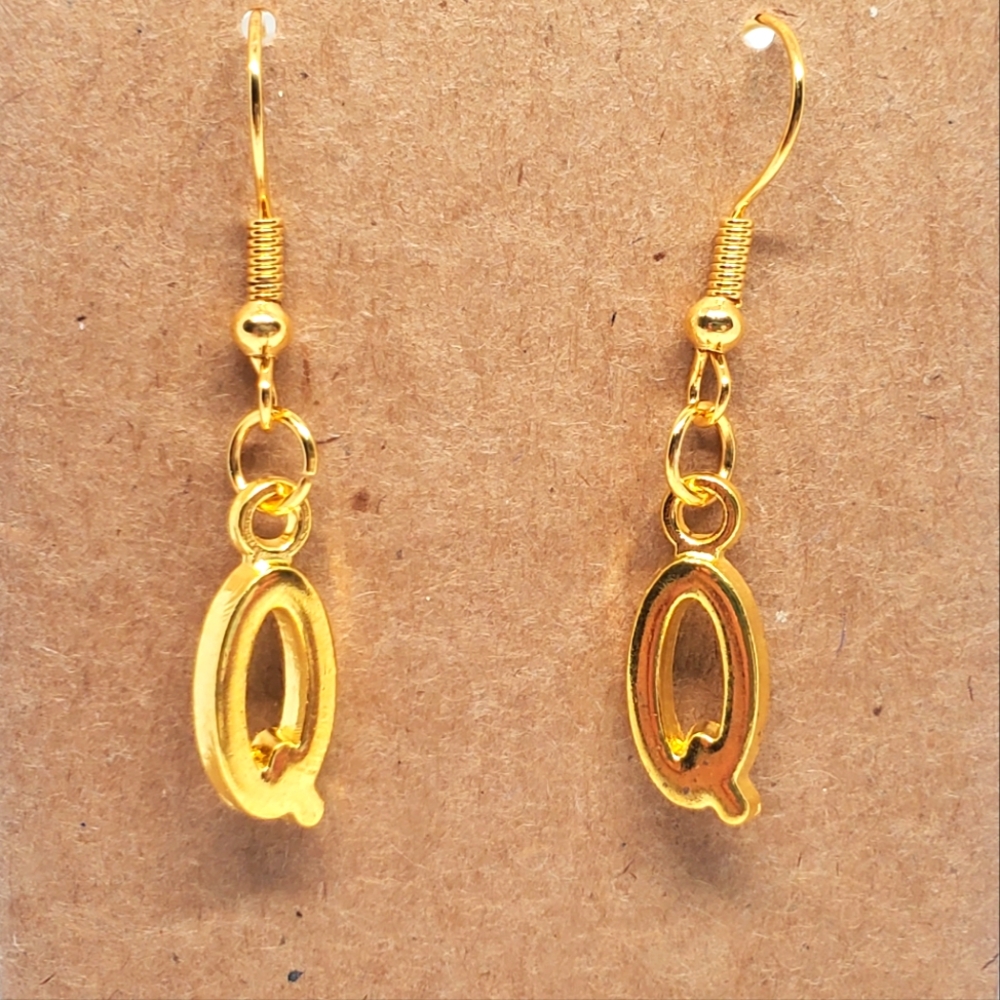 7/$10 Q Initial Earrings, New